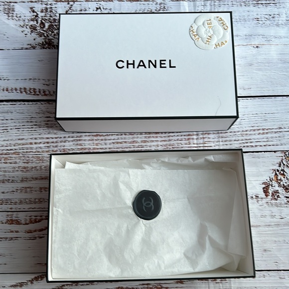 Chanel Box White with Black trim with Chanel tissue paper - Picture 3 of 3